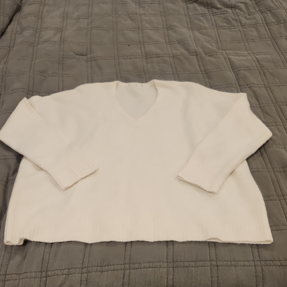 Super Soft Women's V-Neck Sweater - White Size XL!